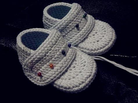 钩针织这个婴儿鞋我们用的的材料有:毛线,钩针 钩针编织婴儿鞋教程:起